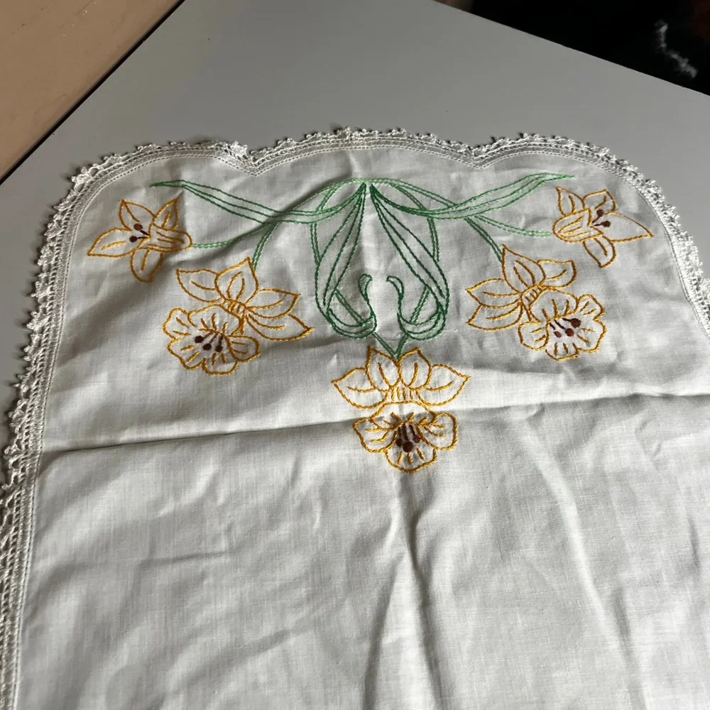 Vintage Hand Embroidered Daffodil Table Runner White Linen Crocheted Lace Trim